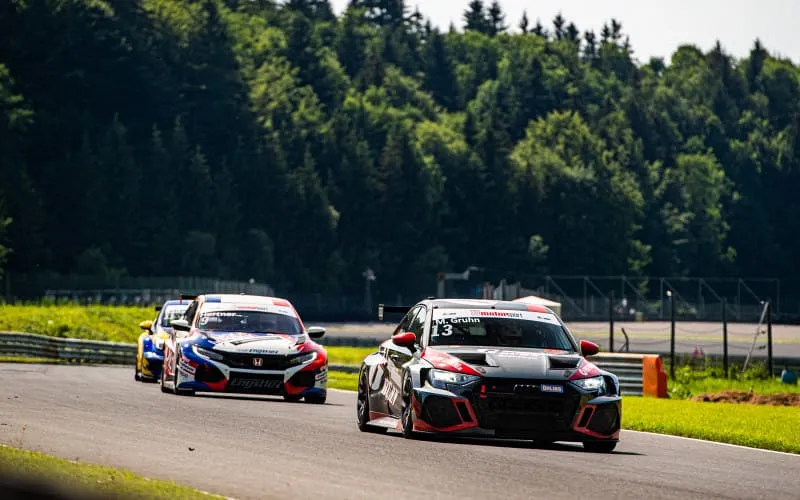 bild_1_tcr_germany_racing_action_c_michael_jurtin.jpg