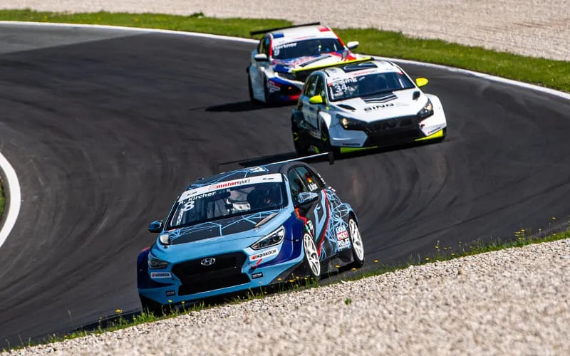 bild_2_tcr_germany_racing_action_c_michael_jurtin.jpg